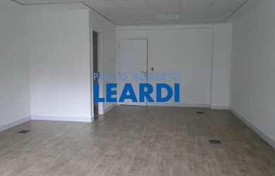 Imagem: O depósito possui 1 Vaga na garagem, 42m² de Área e está