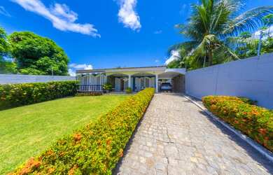 Imagem: A casa possui 4 Dormitórios, 5 Banheiros, 5 Vagas na garagem