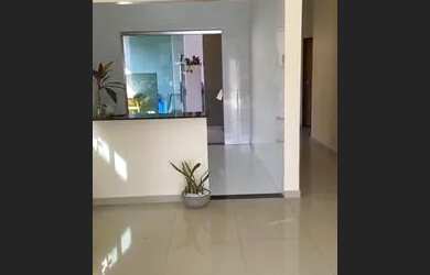 Imagem: A casa possui 3 Dormitórios, 2 Banheiros, 2 Vagas na garagem