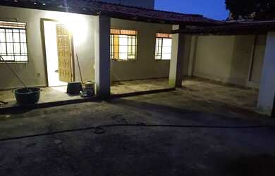 Imagem: A casa possui 3 Dormitórios, 1 Banheiro, 1 Vaga na garagem