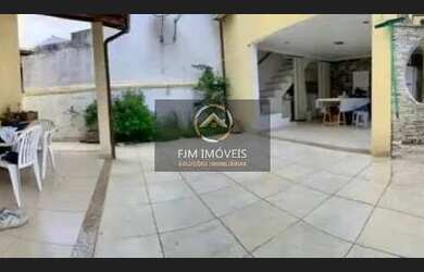 Imagem: A casa possui 3 Dormitórios, 4 Banheiros, 4 Vagas na garagem