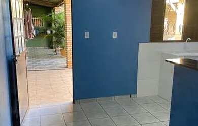 Imagem: A casa possui 1 Dormitório, 1 Banheiro, 1 Vaga na garagem