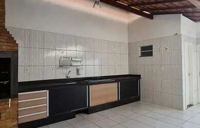 Imagem: A casa em condomínio possui 3 Dormitórios, 3 Banheiros, 2