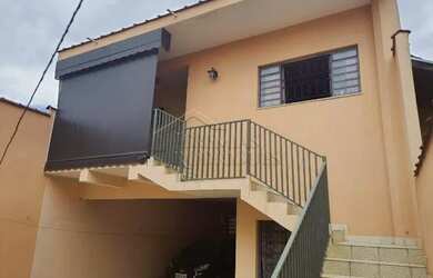 Imagem: A casa possui 4 Dormitórios, 4 Banheiros, 5 Vagas na garagem