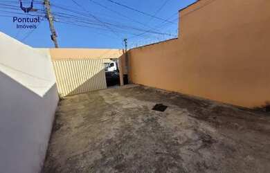 Imagem: A casa possui 1 Dormitório, 1 Banheiro, 1 Vaga na garagem