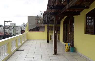 Imagem: A casa possui 4 Dormitórios, 2 Banheiros, 3 Vagas na garagem