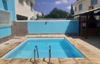 Imagem: A casa possui 4 Dormitórios, 5 Banheiros, 4 Vagas na garagem