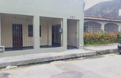 Imagem: A casa possui 4 Dormitórios, 2 Banheiros, 1 Vaga na garagem