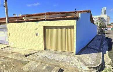 Imagem: A casa possui 3 Dormitórios, 2 Banheiros, 2 Vagas na garagem