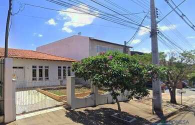 Imagem: A casa possui 5 Dormitórios, 2 Banheiros, 3 Vagas na garagem