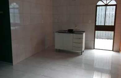 Imagem: A casa possui 1 Dormitório, 1 Banheiro, 1 Vaga na garagem e