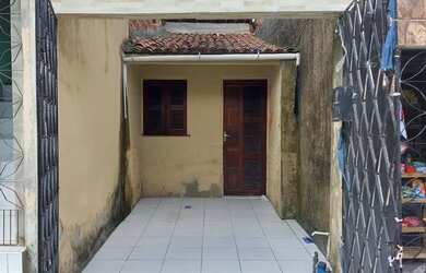 Imagem: A casa possui 1 Dormitório, 1 Banheiro, 1 Vaga na garagem