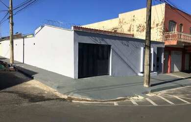 Imagem: A casa possui 3 Dormitórios, 2 Banheiros, 5 Vagas na garagem