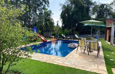 Imagem: A casa em condomínio à venda possui 3 Dormitórios, 5 Banheiros