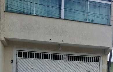 Imagem: A casa possui 3 Dormitórios, 2 Banheiros, 2 Vagas na garagem