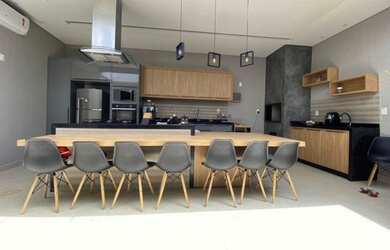 Imagem: A casa possui 3 Dormitórios, 3 Banheiros, 2 Vagas na garagem