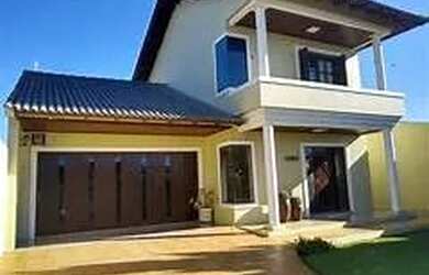 Imagem: A casa possui 3 Dormitórios, 2 Banheiros, 2 Vagas na garagem