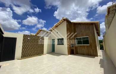 Imagem: A casa possui 3 Dormitórios, 2 Banheiros, 2 Vagas na garagem