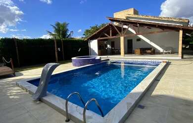 Imagem: A casa possui 3 Dormitórios, Acomodam 10 pessoas, 1 Vaga na