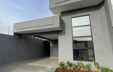 Imagem: A casa possui 3 Dormitórios, 2 Banheiros, 2 Vagas na garagem