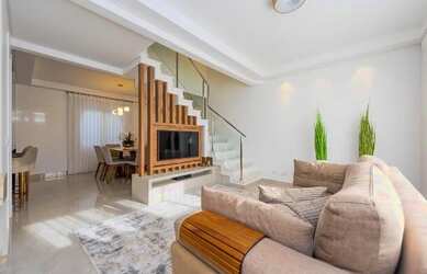 Imagem: A casa possui 3 Dormitórios, 4 Banheiros, 2 Vagas na garagem