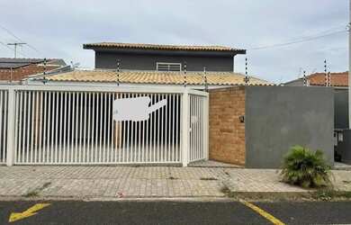 Imagem: A casa possui 3 Dormitórios, 3 Banheiros, 4 Vagas na garagem