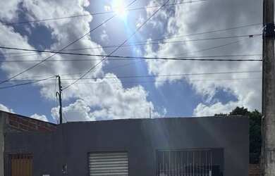 Imagem: A casa possui 2 Dormitórios, 1 Banheiro, 1 Vaga na garagem