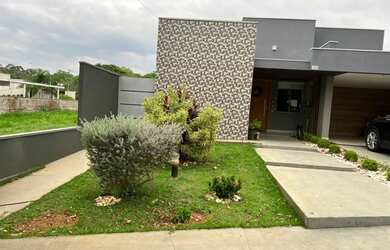 Imagem: A casa possui 3 Dormitórios, 3 Banheiros, 2 Vagas na garagem