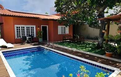 Imagem: A casa possui 5 Dormitórios, Acomodam 15 pessoas, 5 Vagas na