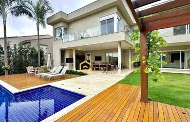 Imagem: A casa possui 4 Dormitórios, 5 Banheiros, 4 Vagas na garagem