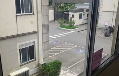 Imagem: O apartamento possui 2 Dormitórios, 1 Banheiro, 1 Vaga na garagem