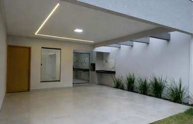 Imagem: A casa possui 3 Dormitórios, 2 Banheiros, 3 Vagas na garagem