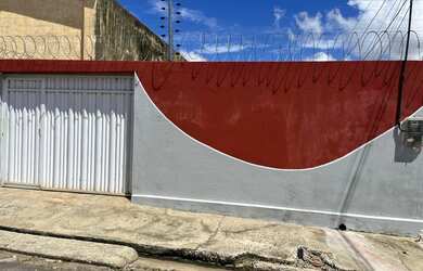 Imagem: A casa possui 3 Dormitórios, 2 Banheiros, 3 Vagas na garagem