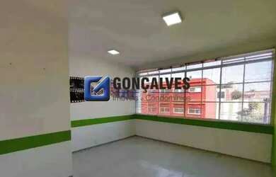 Imagem: O depósito possui 4 Vagas na garagem, 300m² de Área e está