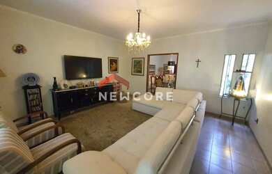 Imagem: A casa possui 3 Dormitórios, 4 Banheiros, 5 Vagas na garagem