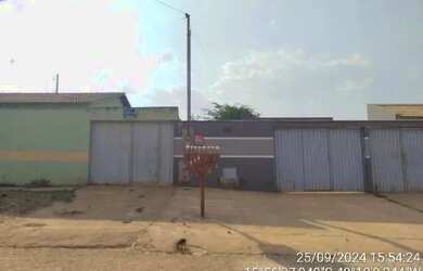 Imagem: A casa possui 3 Dormitórios, 1 Banheiro, 2 Vagas na garagem