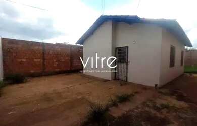 Imagem: A casa possui 2 Dormitórios, 1 Banheiro, 2 Vagas na garagem