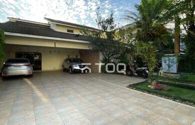 Imagem: A casa em condomínio possui 5 Dormitórios, 5 Banheiros, 5