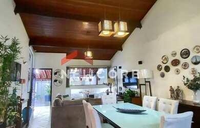 Imagem: A casa possui 3 Dormitórios, 4 Banheiros, 2 Vagas na garagem