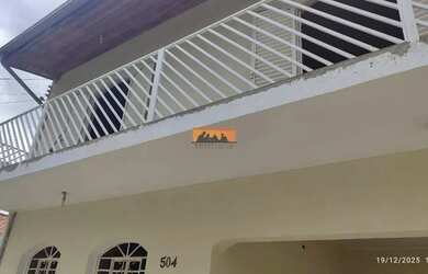 Imagem: A casa possui 3 Dormitórios, 2 Banheiros, 2 Vagas na garagem