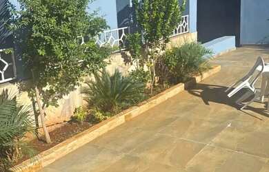 Imagem: A casa possui 4 Dormitórios, 4 Banheiros, 5 Vagas na garagem