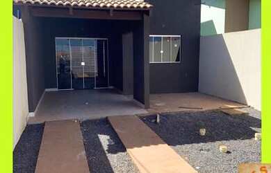 Imagem: A casa possui 3 Dormitórios, 2 Banheiros, 2 Vagas na garagem