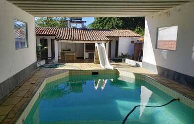 Imagem: A casa possui 3 Dormitórios, 4 Banheiros, 5 Vagas na garagem