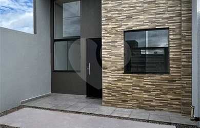 Imagem: A casa possui 3 Dormitórios, 2 Banheiros, 2 Vagas na garagem