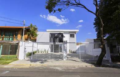 Imagem: A casa possui 4 Dormitórios, 3 Banheiros, 2 Vagas na garagem