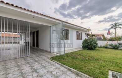 Imagem: A casa possui 3 Dormitórios, 3 Banheiros, 4 Vagas na garagem