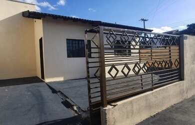 Imagem: A casa possui 2 Dormitórios, 1 Banheiro, 3 Vagas na garagem