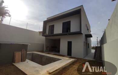 Imagem: A casa possui 3 Dormitórios, 4 Banheiros, 2 Vagas na garagem