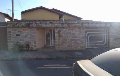 Imagem: A casa possui 3 Dormitórios, 2 Banheiros, 360m² de Área e