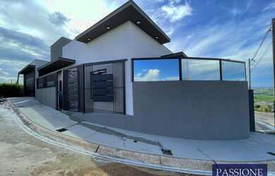 Imagem: A casa possui 3 Dormitórios, 2 Banheiros, 2 Vagas na garagem